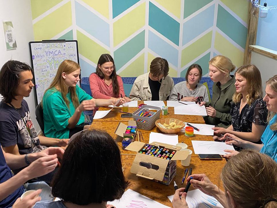 Kids working together at table.