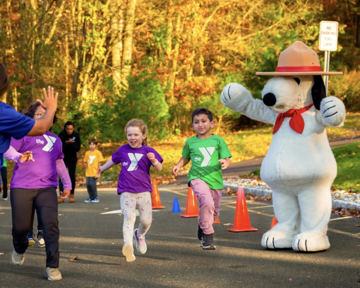Snoopy cheering on Y kids